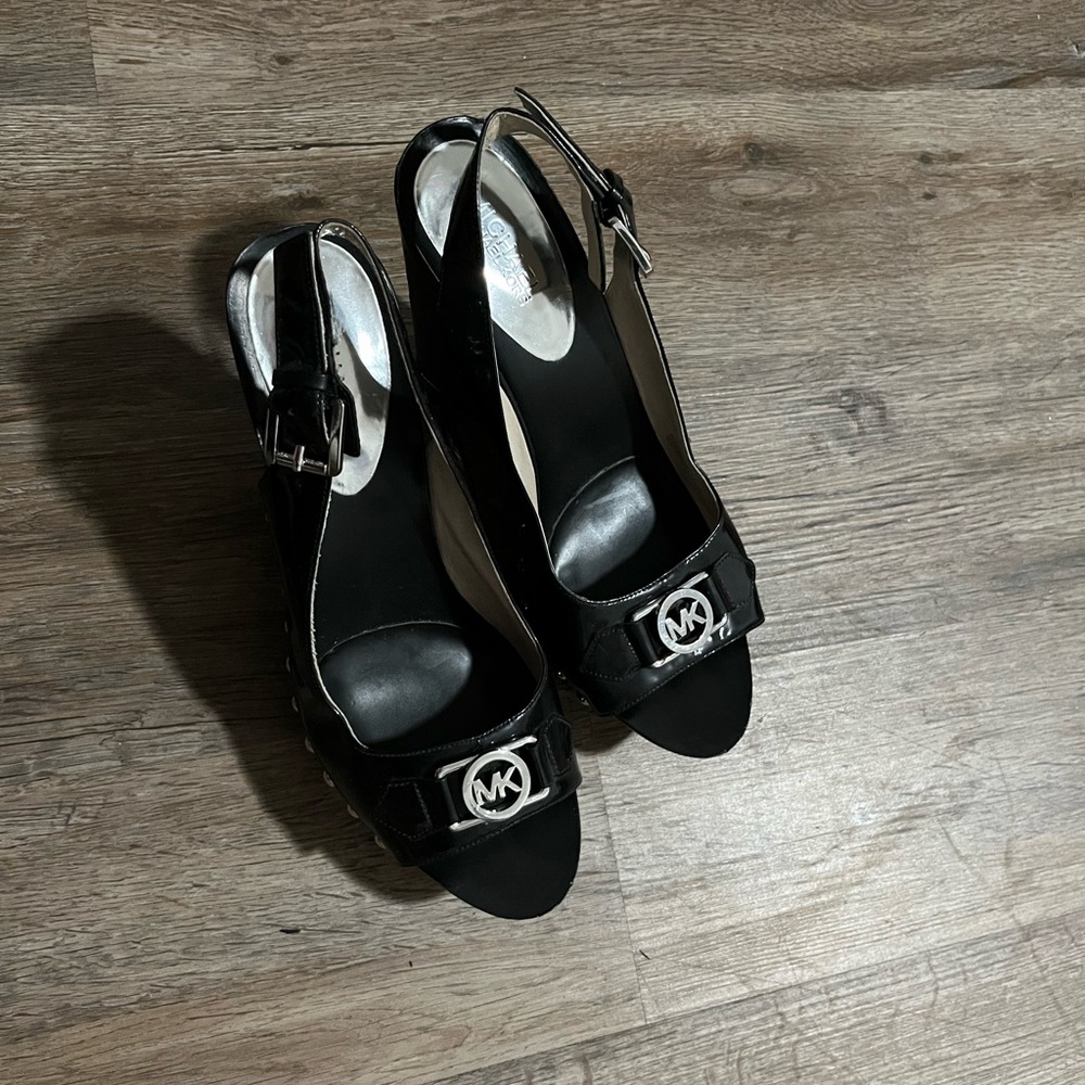 Michael Kors Black Peep-Toe wedge